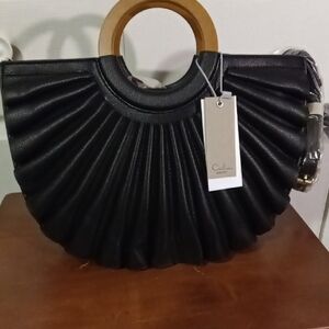 Elegant Black Shoulder Bag with Wooden Handle